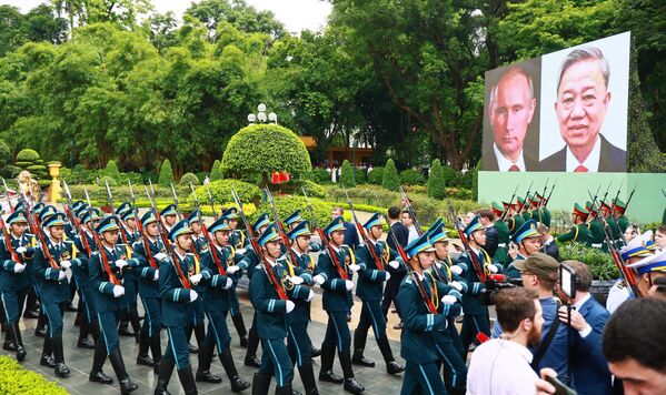 The official meeting ceremony between Russian President Vladimir Putin and Vietnamese President To Lam took place on the square near the Presidential Palace in Hanoi on June 20, 2024. - Sputnik Africa
