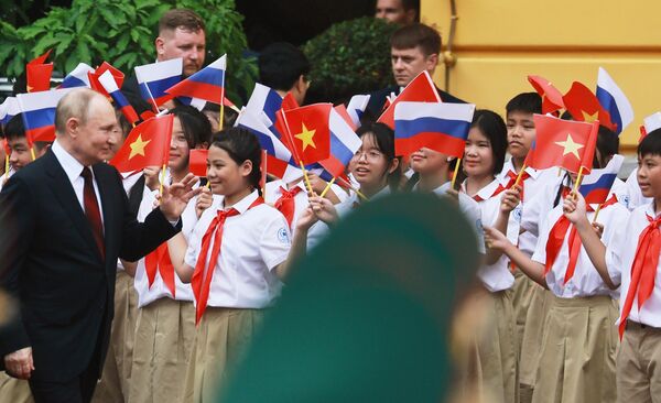 The official meeting ceremony between Russian President Vladimir Putin and Vietnamese President To Lam took place on the square near the Presidential Palace in Hanoi on June 20, 2024. - Sputnik Africa