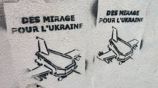 À Paris, des graffitis présentent les Mirage promis à l'Ukraine sous forme de cercueils