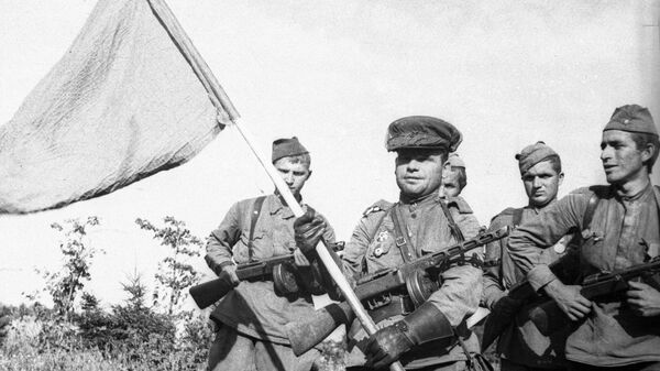 Le lieutenant Vasily Zaitsev avec une bannière traverse la frontière avec la Prusse orientale, 1944 - Sputnik Afrique