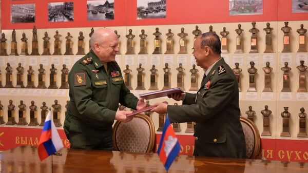 Oleg Salyukov et Mao Sophan signent un mémorandum de coopération militaire, juin 2024 - Sputnik Afrique