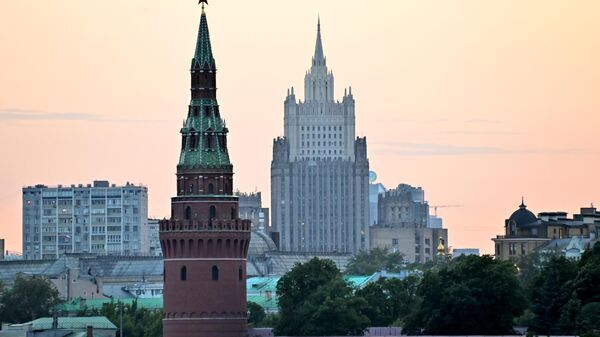 The high-rise building of the Ministry of Foreign Affairs of Russia (right) and the Vodovzvodnaya tower of the Moscow Kremlin (left). - Sputnik Africa