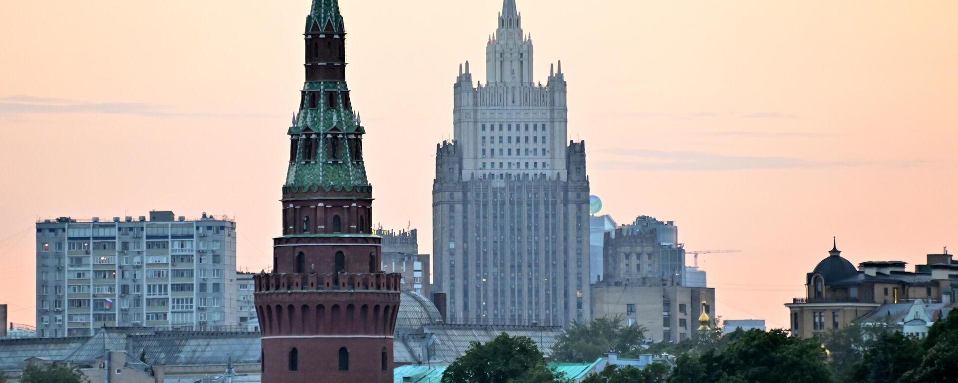 The high-rise building of the Ministry of Foreign Affairs of Russia (right) and the Vodovzvodnaya tower of the Moscow Kremlin (left). - Sputnik Africa, 1920, 05.07.2024