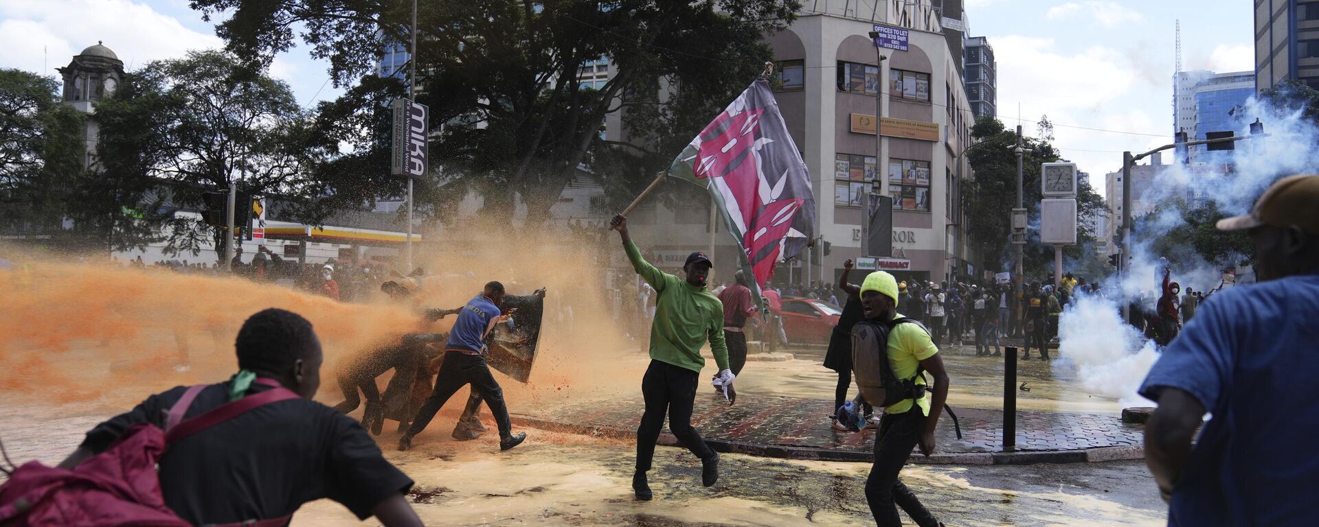 Protesters scatter as Kenya police spray water canon at them during a protest over proposed tax hikes in a finance bill in downtown Nairobi, Kenya Tuesday, June. 25, 2024. - Sputnik Africa, 1920, 25.06.2024