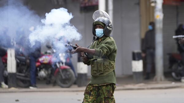 Kenya anti riot police fires a teargas canister towards protesters in Nairobi, Kenya Thursday, June 27, 2024 - Sputnik Afrique