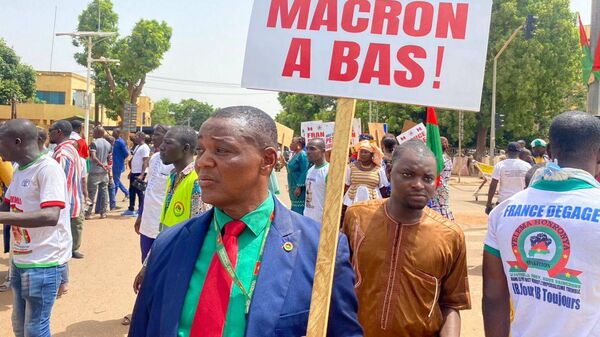 Une manifestation à Ouagadougou pour exiger le déménagement de l'ambassade française, le 28 juin 2024  - Sputnik Afrique