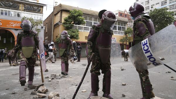 Kenya anti riot police clear the road in downtown Nairobi, Kenya Thursday, June 27, 2024. - Sputnik Afrique