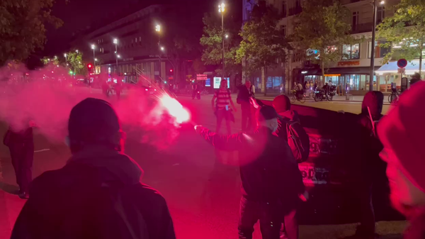 Dégâts, tirs de mortiers, fumigènes: Paris manifeste contre les résultats des législatives - images