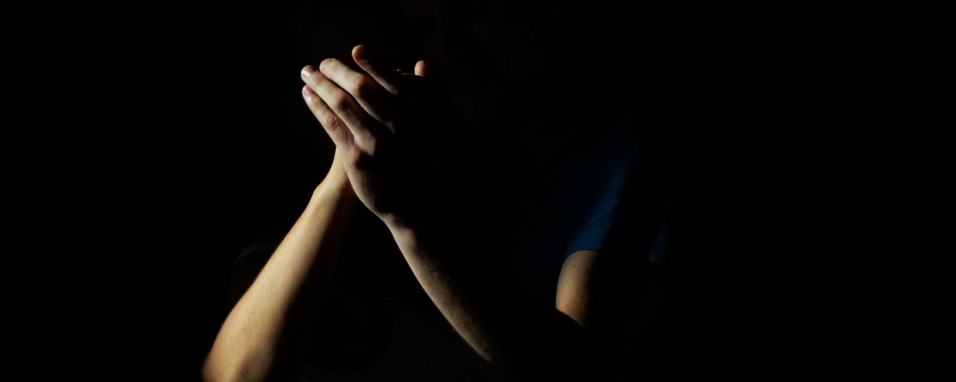 A closeup photo of a person's arms on black background - Sputnik Africa, 1920, 01.07.2024