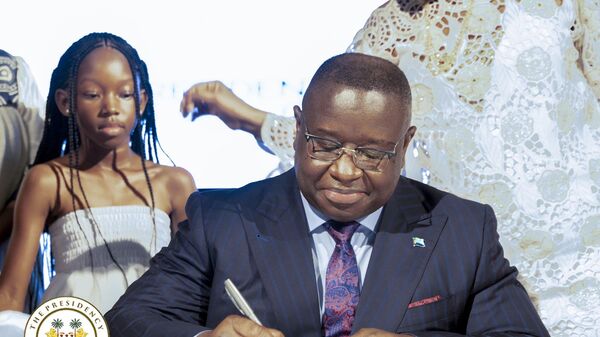 Sierra Leone's President Julius Maada Bio signed the Prohibiting Child Marriage Bill into law - Sputnik Africa