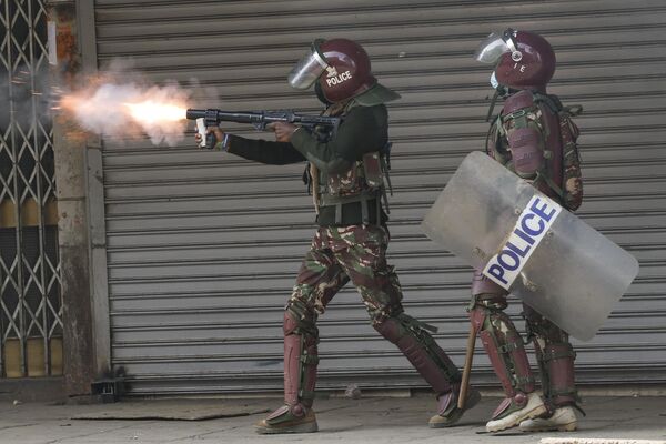 Kenya anti-riot police officers fire a tear gas canister at protesters during an anti-government demonstration called following nationwide deadly protests over tax hikes and a controversial now-withdrawn tax bill in downtown Nairobi, on July 2, 2024. - Sputnik Africa