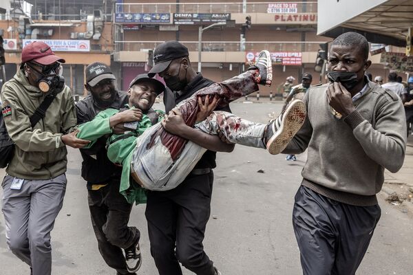 Protesters carry a wounded man during an anti-government demonstration called following nationwide deadly protests over tax hikes and a controversial now-withdrawn tax bill in downtown Nairobi, on July 2, 2024. - Sputnik Africa