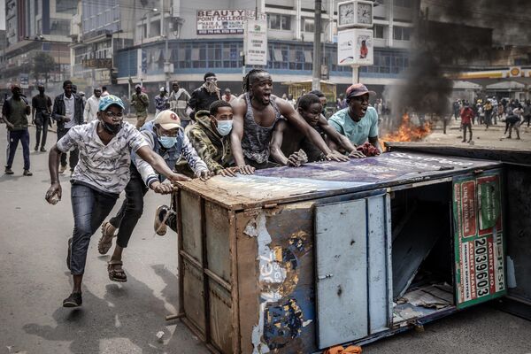 Protesters chant slogans as they use urban furniture as a barricade to clash with Kenya Police officers during an anti-government demonstration called following nationwide deadly protests over tax hikes and a controversial now-withdrawn tax bill in downtown Nairobi, on July 2, 2024. - Sputnik Africa