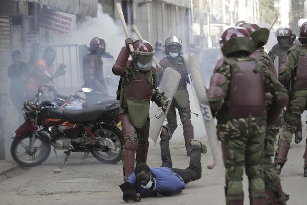 Kenyan ant-riot police beat a protester in downtown Nairobi, Kenya, Tuesday, July 2, 2024. - Sputnik Africa