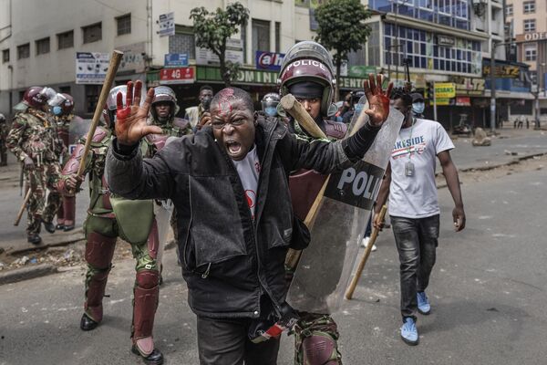 A wounded man is led away by police after he was detained on suspicion of being a looter during an anti-government demonstration called following nationwide deadly protests over tax hikes and a controversial now-withdrawn tax bill in downtown Nairobi, on July 2, 2024. - Sputnik Africa