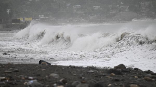 High waves crash along the beach in Kingston, Jamaica, before the arrival of Hurricane Beryl on July 3, 2024. - Sputnik Africa