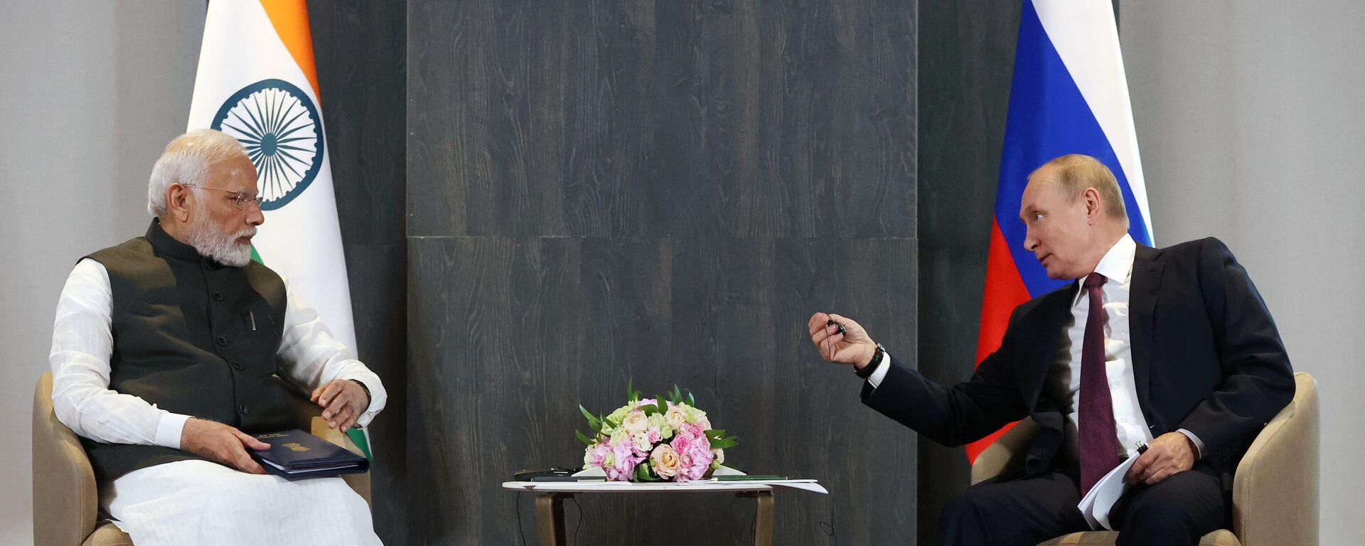 Russian President Vladimir Putin and Indian Prime Minister Narendra Modi (left) during a meeting on the sidelines of the Shanghai Cooperation Organization (SCO) summit in Samarkand. - Sputnik Africa, 1920, 06.07.2024