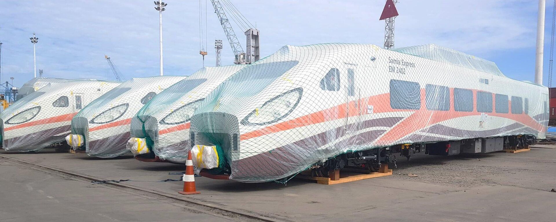 Two sets of modern electric train - EMU (Electric Multiple Unit) have arrived in Tanzania from South Korea - Sputnik Africa, 1920, 04.07.2024