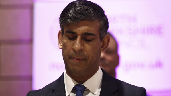 Britain's Prime Minister Rishi Sunak closes his eyes as he waits for the declaration of results for  his seat in the general election at the Richmond and Northallerton count center in Northallerton, England, Friday, July 5, 2024. - Sputnik Afrique