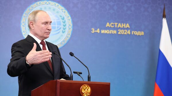 Russian President Vladimir Putin during his approach to representatives of the Russian media following the summit of the Shanghai Cooperation Organization (SCO). - Sputnik Africa