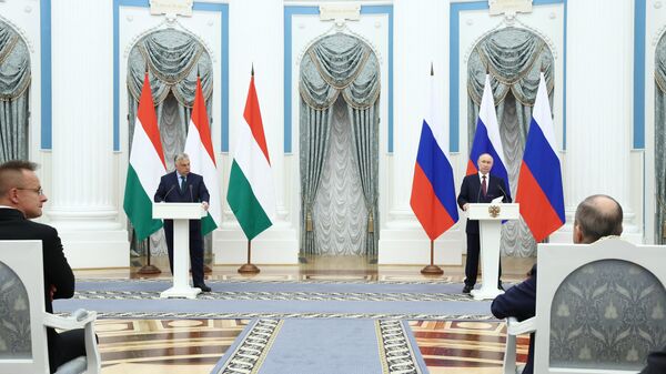 Viktor Orban et Vladimir Poutine tiennent une conférence de presse, le 5 juillet à Moscou - Sputnik Afrique