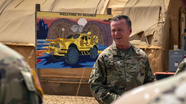 In this US Air Force image, Maj. Gen. Kenneth P. Ekman speaks in front of a Welcome to Niamey sign showing US military vehicles at Air Base 101 in Niger, May 30. 2024. - Sputnik Afrique