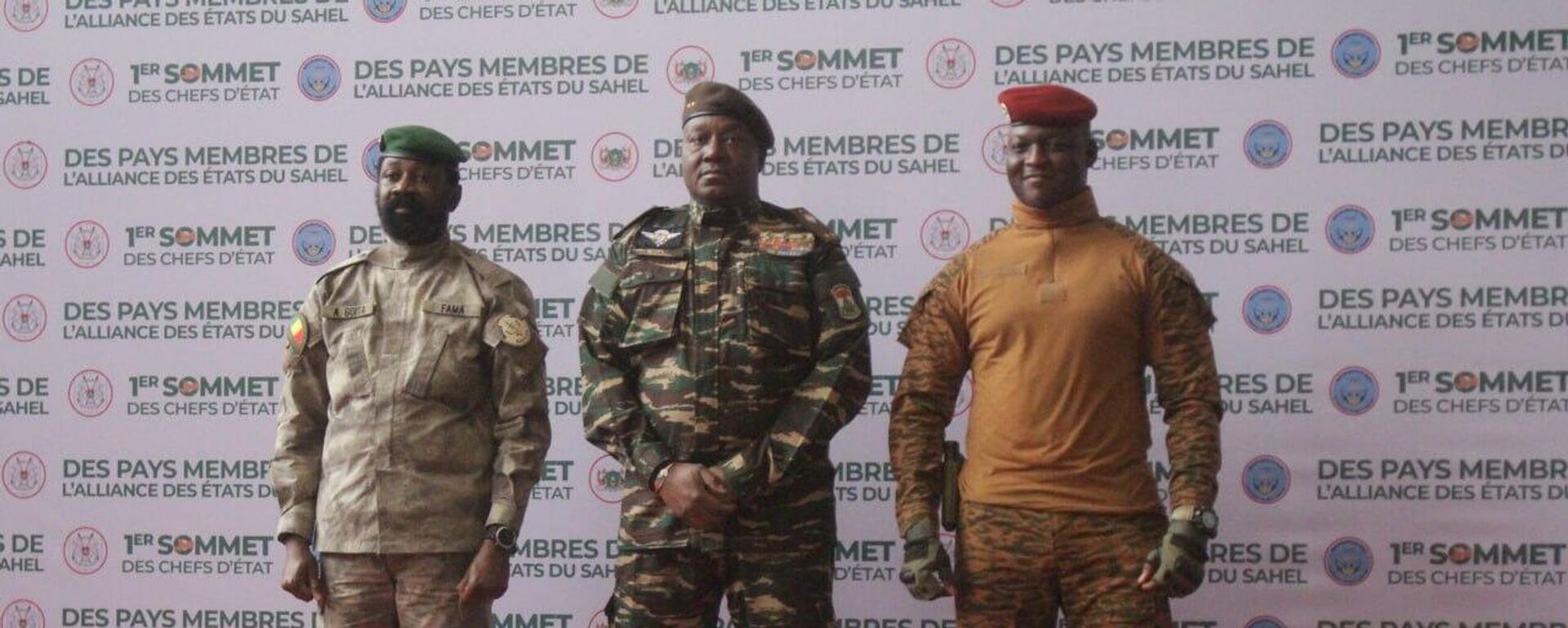 General Abdourahamane Tiani of Niger (center), Colonel Assimi Goïta of Mali (left) and Captain Ibrahim Traoré (right) of Burkina Faso at the 1st summit of leaders of the Alliance of Sahel States, July 6, 2024 - Sputnik Africa, 1920, 06.07.2024