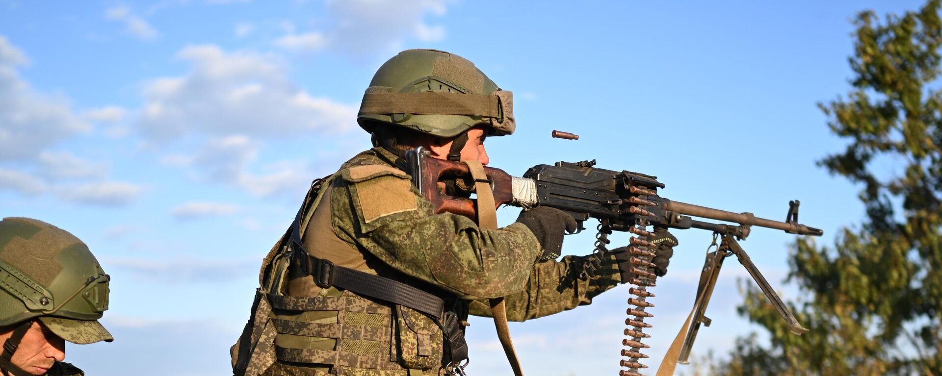 A Russian serviceman shoots a machine gun - Sputnik Africa, 1920, 07.07.2024