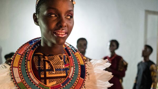 A model prepares backstage before showcasing a creation by Enjimaasai Fashion during the 10th Swahili Fashion Week in Dar es Salaam, Tanzania, on December 2, 2017.  - Sputnik Africa