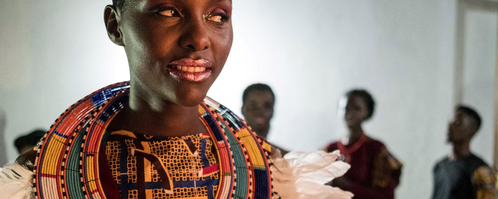 A model prepares backstage before showcasing a creation by Enjimaasai Fashion during the 10th Swahili Fashion Week in Dar es Salaam, Tanzania, on December 2, 2017.  - Sputnik Africa, 1920, 07.07.2024