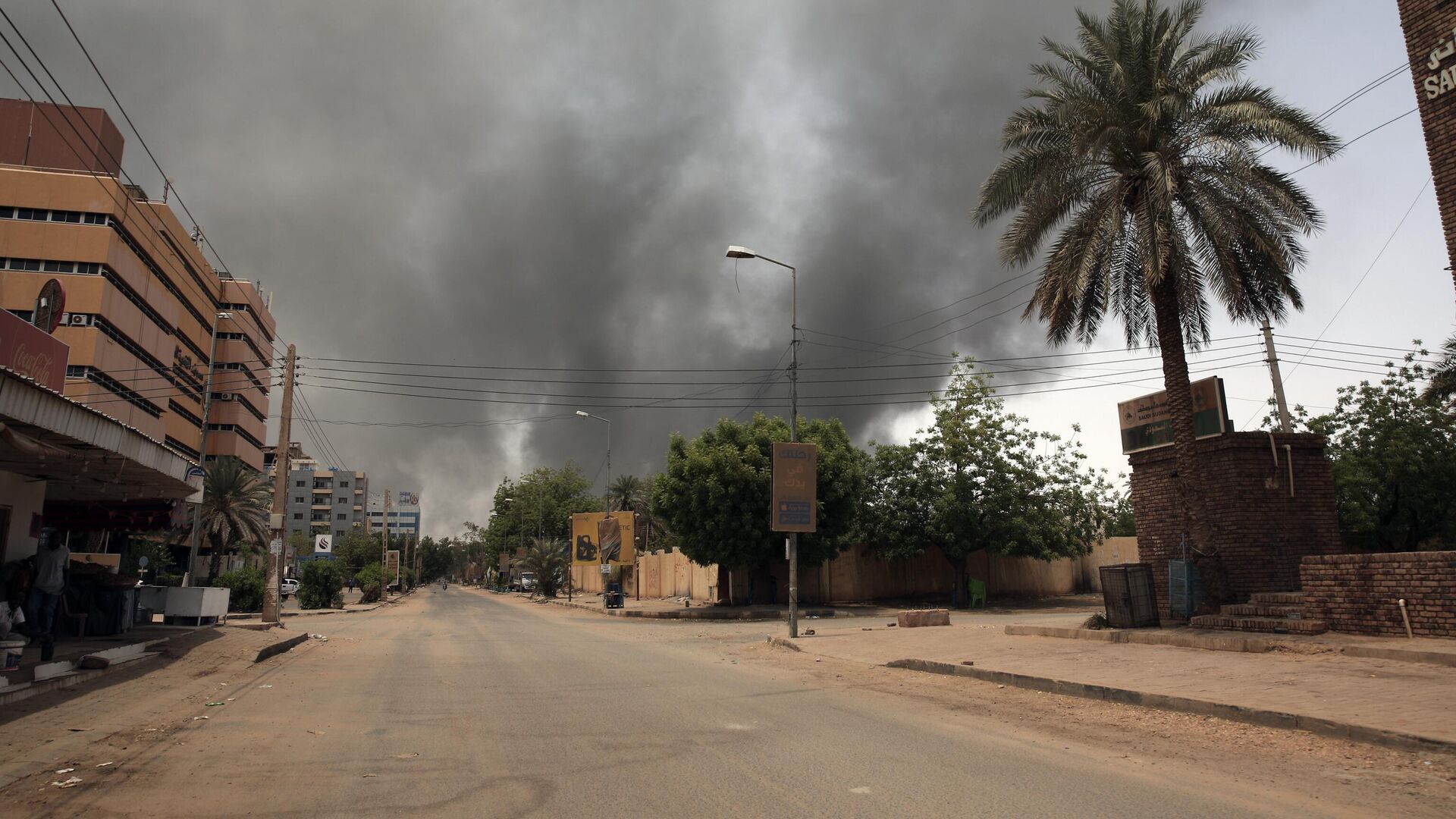 Smoke is seen rising from a neighborhood in Khartoum, Sudan, Saturday, April 15, 2023. Fierce clashes between Sudan's military and the country's powerful paramilitary erupted in the capital and elsewhere in the African nation after weeks of escalating tensions between the two forces.  - Sputnik Africa, 1920, 20.08.2024