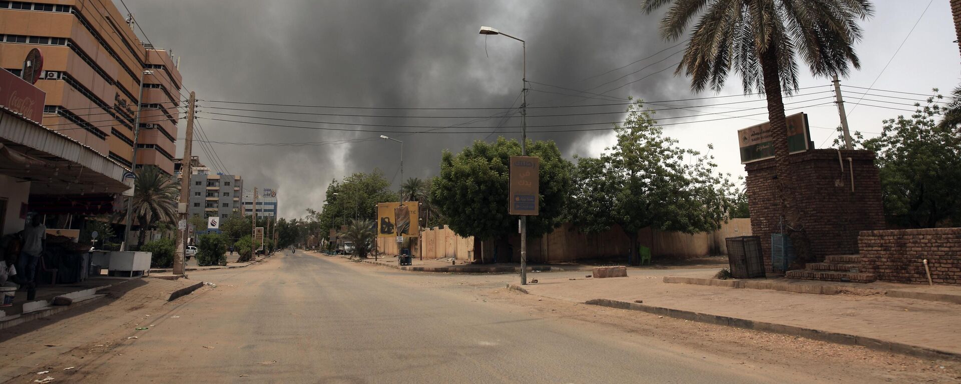 Smoke is seen rising from a neighborhood in Khartoum, Sudan, Saturday, April 15, 2023. Fierce clashes between Sudan's military and the country's powerful paramilitary erupted in the capital and elsewhere in the African nation after weeks of escalating tensions between the two forces.  - Sputnik Africa, 1920, 20.08.2024