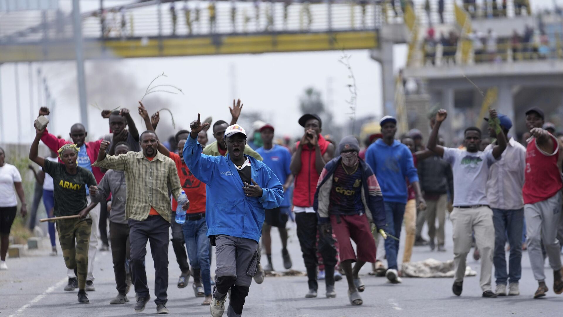 Protesters block the busy Nairobi - Mombasa highway in the Mlolongo area, Nairobi, Kenya Tuesday, July 2, 2024.  - Sputnik Africa, 1920, 24.10.2024