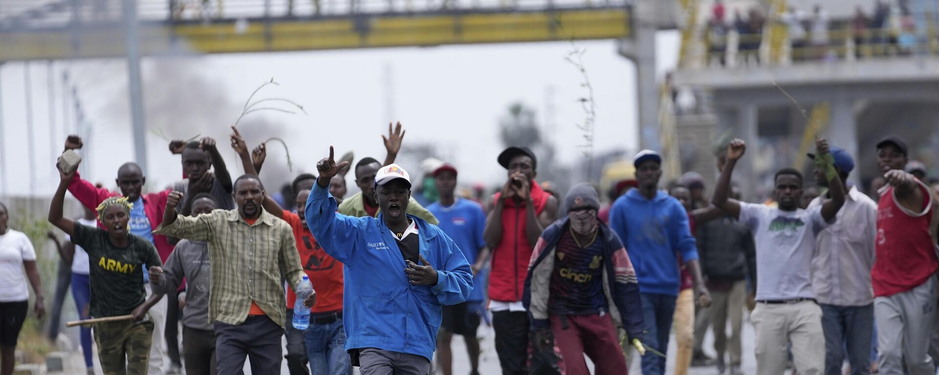 Protesters block the busy Nairobi - Mombasa highway in the Mlolongo area, Nairobi, Kenya Tuesday, July 2, 2024.  - Sputnik Africa, 1920, 07.07.2024