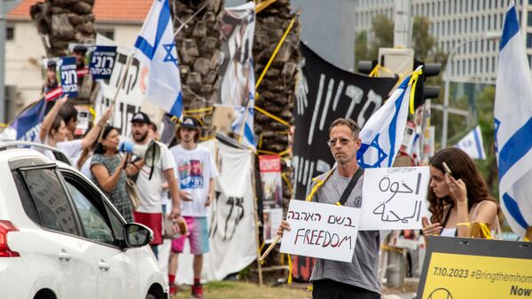 People take part in a rally to show support and solidarity with the families of hostages who are being held in Gaza and to demand cease fire, amid the ongoing conflict between Israel and Hamas - Sputnik Africa