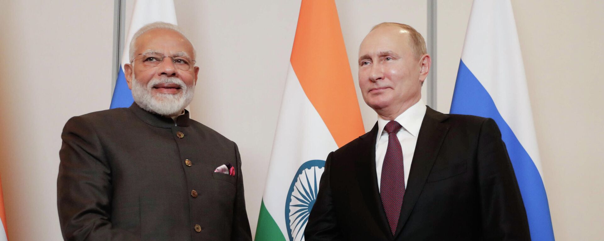 India's Prime Minister Narendra Modi, left, shakes hands with Russia's President Vladimir Putin (File) - Sputnik Africa, 1920, 08.07.2024