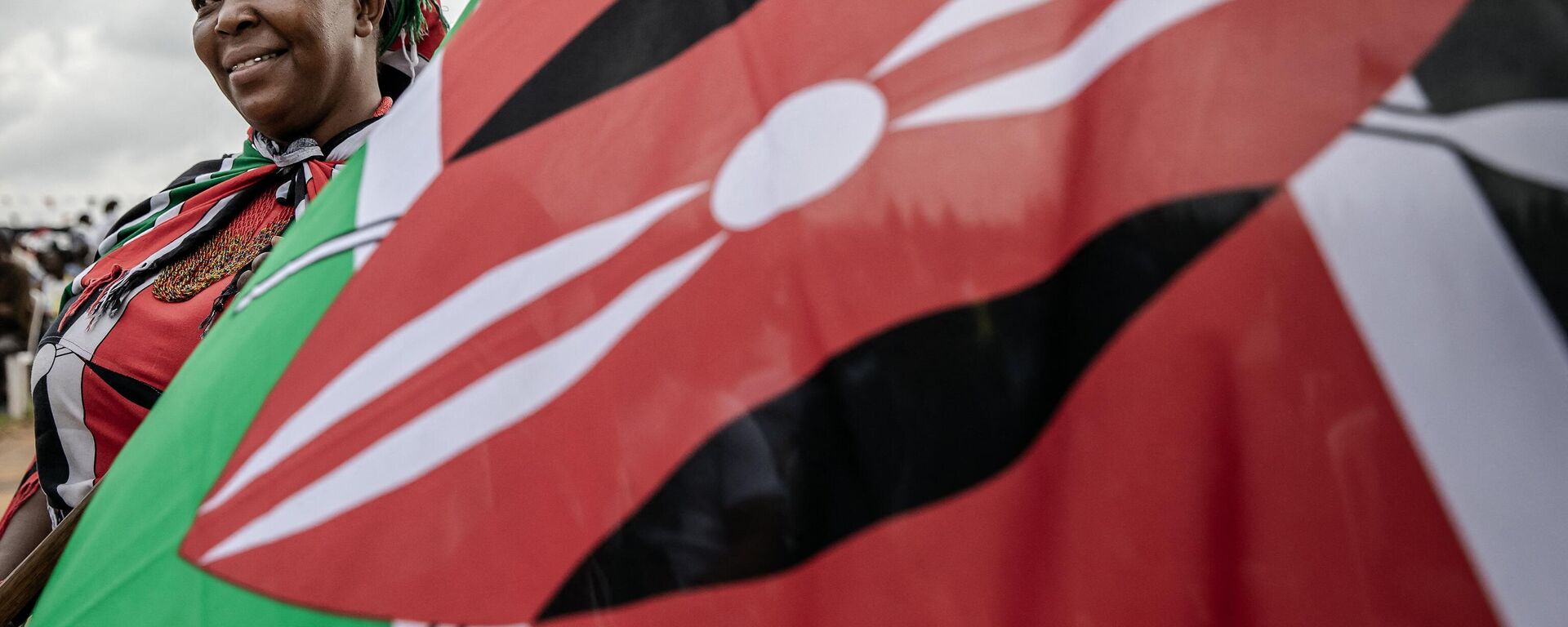 Veronica Wandiki holds a Kenyan flag during the celebrations of Kenya's 60th Independence Day, also known as Jamhuri Day, at the Uhuru Gardens in Nairobi on December 12, 2023.  - Sputnik Africa, 1920, 08.07.2024