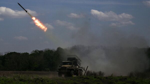 Russian servicemen of the 275th Self-propelled Artillery Regiment and 1st Guards Tank Army of the West group of forces fire a BM-21 Grad multiple rocket launcher toward Ukrainian positions - Sputnik Africa