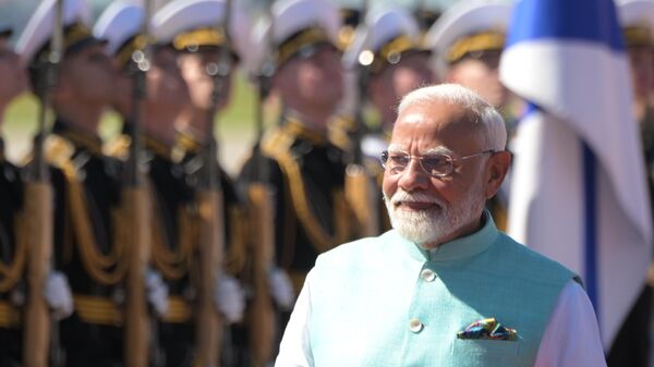 Indian Prime Minister Narendra Modi reviews honour guards during a welcome ceremony upon arrival at Vnukovo International Airport in Moscow, Russia. - Sputnik Africa