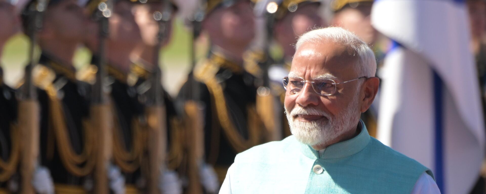 Indian Prime Minister Narendra Modi reviews honour guards during a welcome ceremony upon arrival at Vnukovo International Airport in Moscow, Russia. - Sputnik Africa, 1920, 08.07.2024