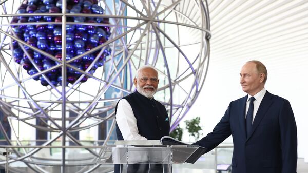 Le Président russe Vladimir Poutine et le Premier ministre indien Narendra Modi (à gauche) lors d'une visite au pavillon Atom, le 9 juillet 2024 - Sputnik Afrique
