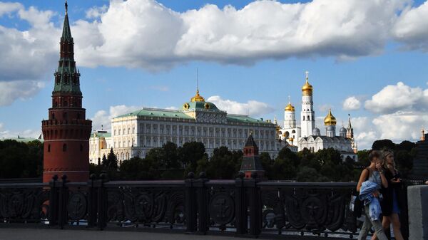 Passers-by on the Bolshoy Kamenny Bridge in Moscow. In the background: the Moscow Kremlin. - Sputnik Afrique