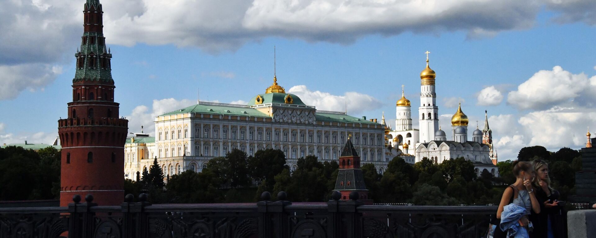 Passers-by on the Bolshoy Kamenny Bridge in Moscow. In the background: the Moscow Kremlin. - Sputnik Africa, 1920, 12.07.2024