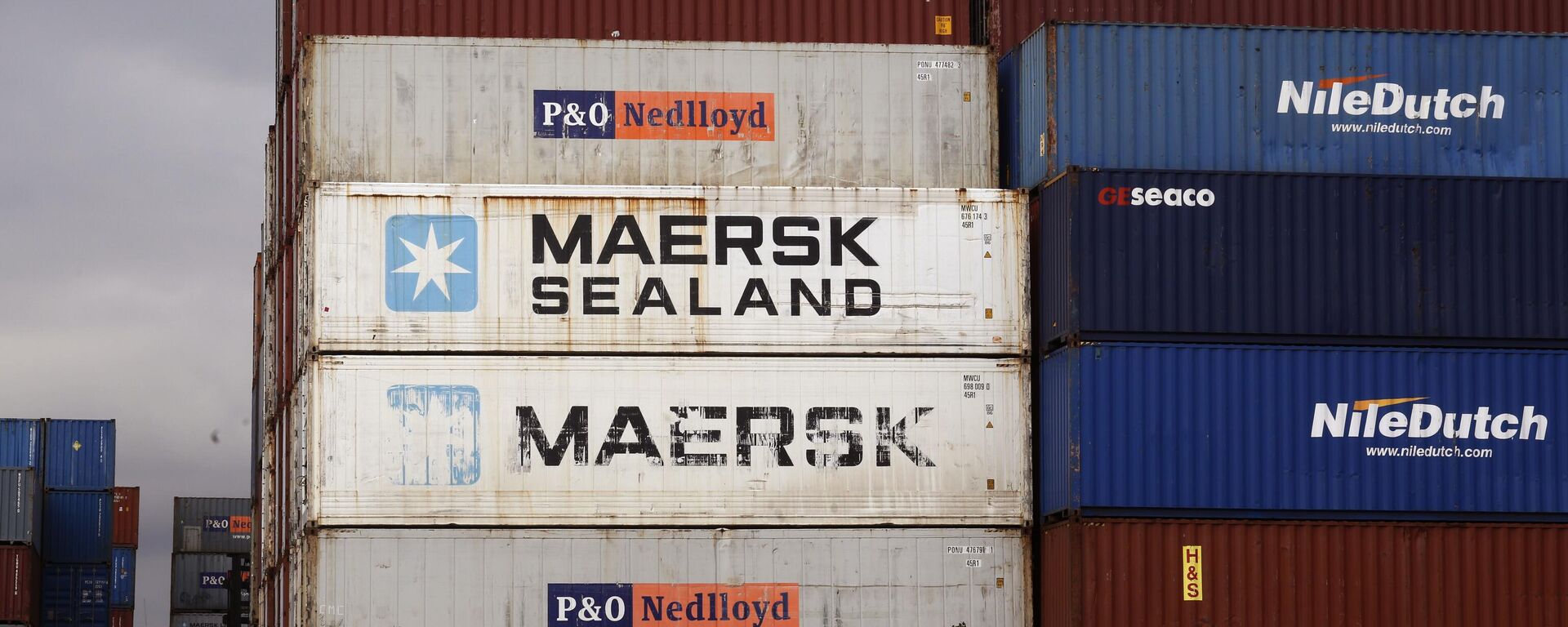 Goods are stacked in containers destined for global distribution near the harbor in Cape Town, South Africa - Sputnik Africa, 1920, 12.07.2024