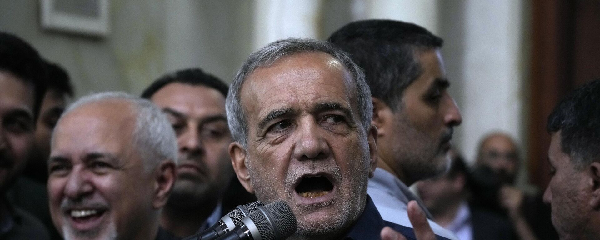 Iran's President-elect Masoud Pezeshkian speaks in a meeting a day after the presidential election, at the shrine of the late revolutionary founder Ayatollah Khomeini, just outside Tehran - Sputnik Africa, 1920, 13.07.2024