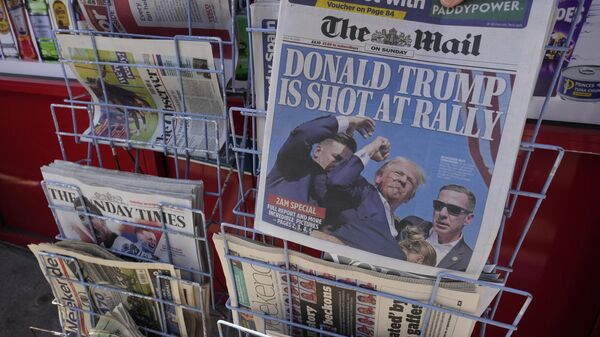 Un journal avec les actus sur l'attentat raté contre Donald Trump - Sputnik Afrique