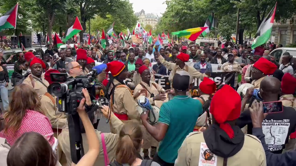 Défilé internationaliste contre le fascisme et le colonialisme à Paris, le 14 juillet 2024 - Sputnik Afrique