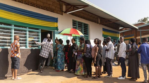 Voters queue to cast their ballot during the 2024 Rwandan general elections at a polling station in Kigali, on July 15, 2024.  - Sputnik Africa