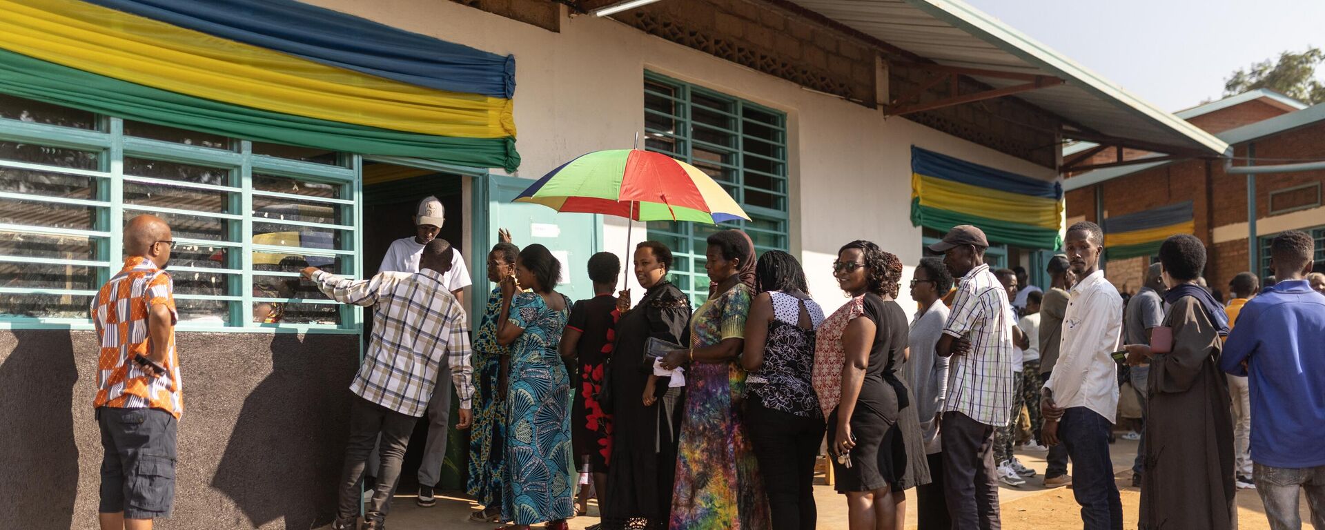 Voters queue to cast their ballot during the 2024 Rwandan general elections at a polling station in Kigali, on July 15, 2024.  - Sputnik Africa, 1920, 15.07.2024