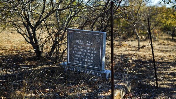 Une fosse commune portant les noms de six victimes des massacres du Matabeleland, au Zimbabwe - Sputnik Afrique